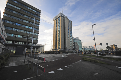 900432 Gezicht op het Jaarbeursplein te Utrecht, vanaf de hoek van de Van Sijpesteijnkade en het Westplein, met in het ...